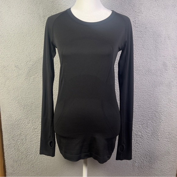 lululemon athletica Tops - Lululemon Swiftly Tech Top Womens 6 Black Long Sleeve Thumbholes Athletic Gym